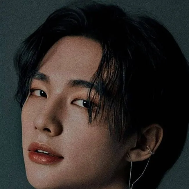 chat with ai character: hyunjin 