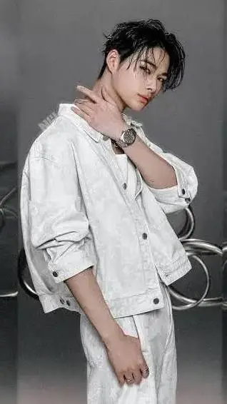 ai character: Niki  background