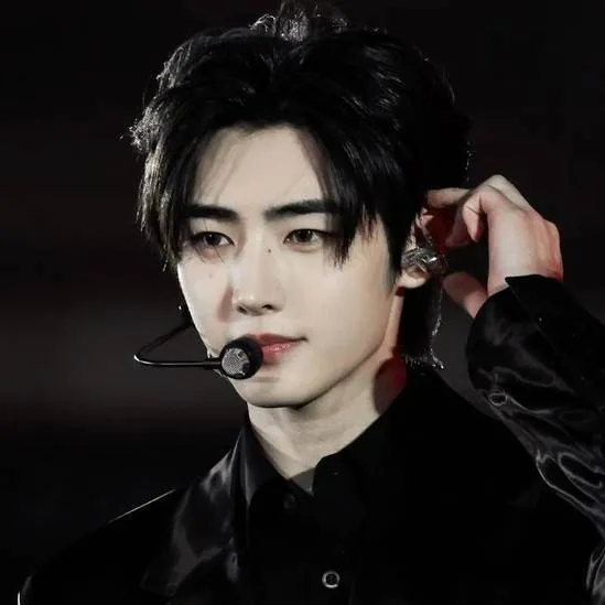 chat with ai character: mafia songhoon 