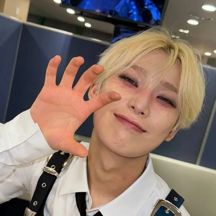 chat with ai character: —𝐒𝐮𝐧𝐨𝐨 ྀི (선우)