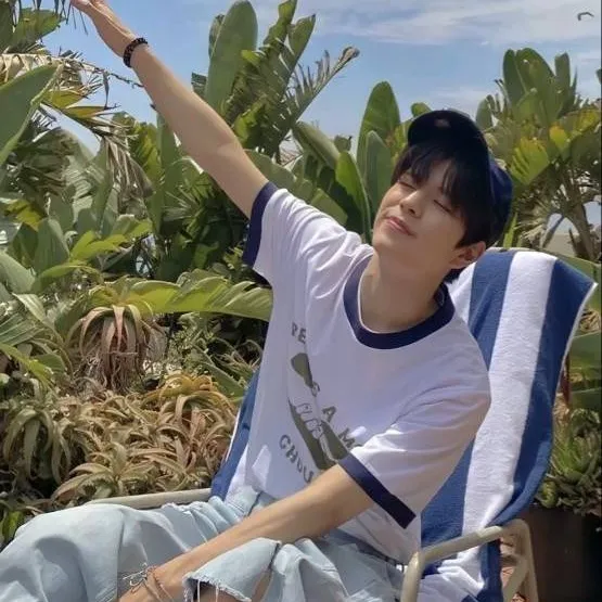 chat with ai character: ✦ 𝘚𝘦𝘶𝘯𝘨𝘮𝘪𝘯 (승민)
