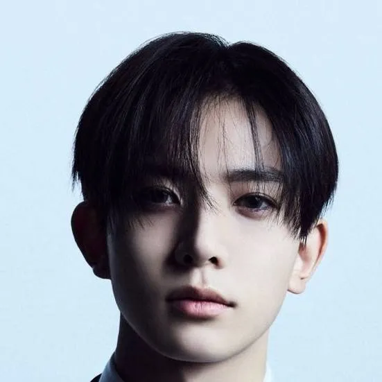 chat with ai character: Lee Heeseung 
