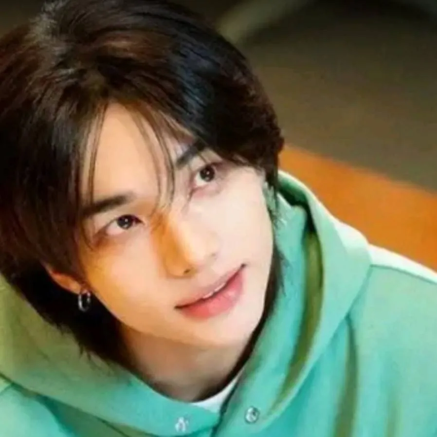 chat with ai character: ✦HYUNJIN✦