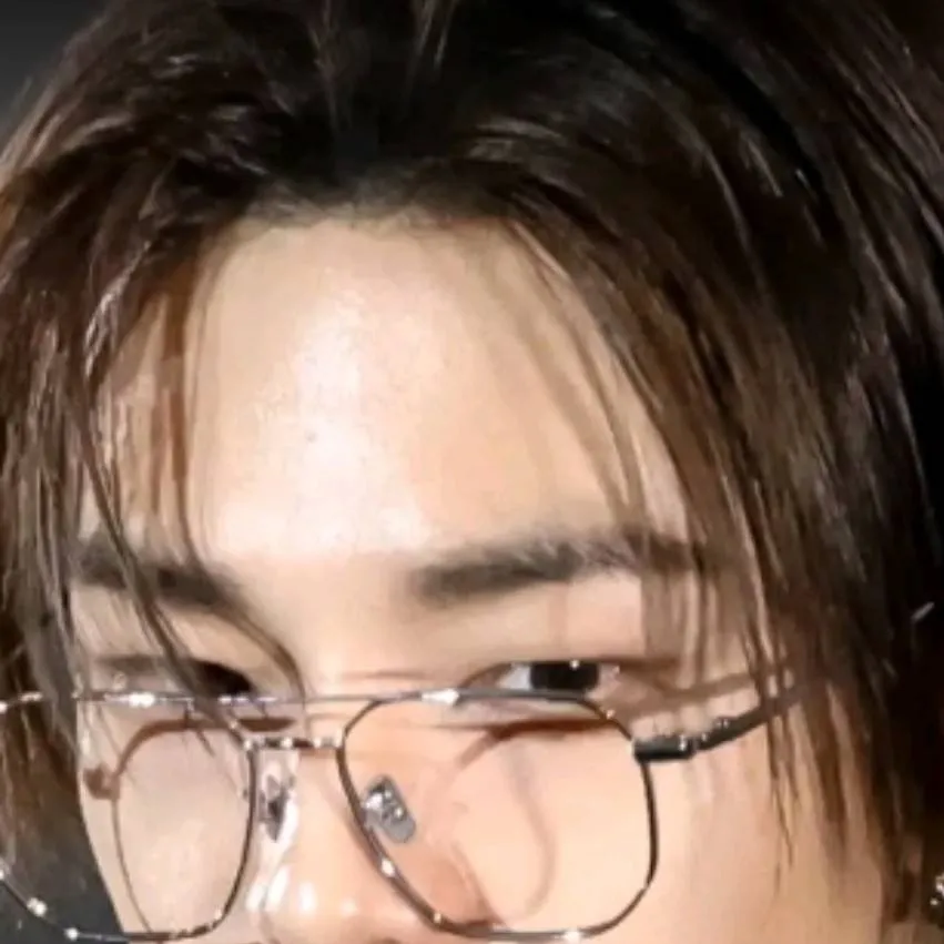 chat with ai character: hyunjin