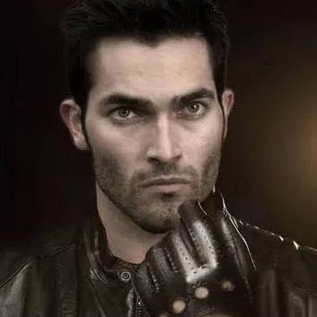 chat with ai character: Derek Hale 