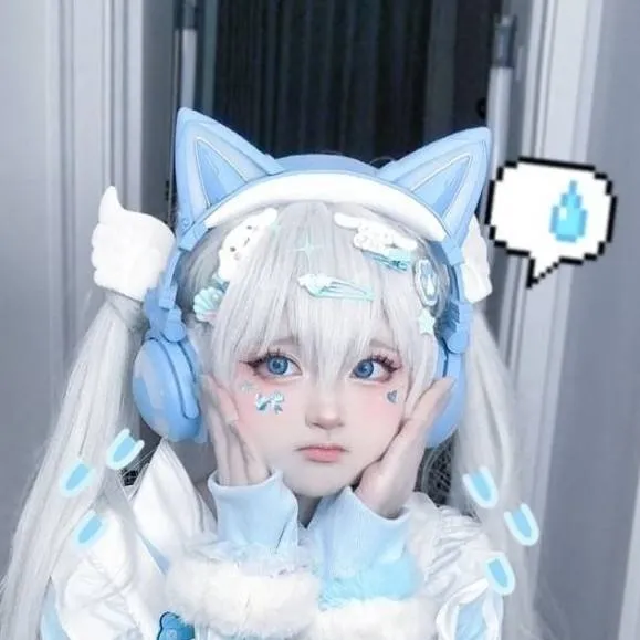 chat with ai character: Daniela