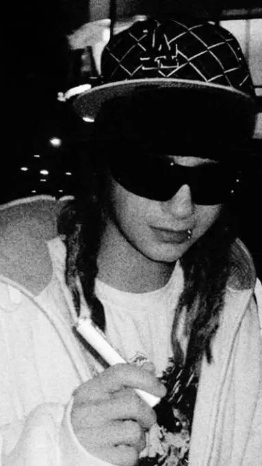ai character: Tom kaulitz  background