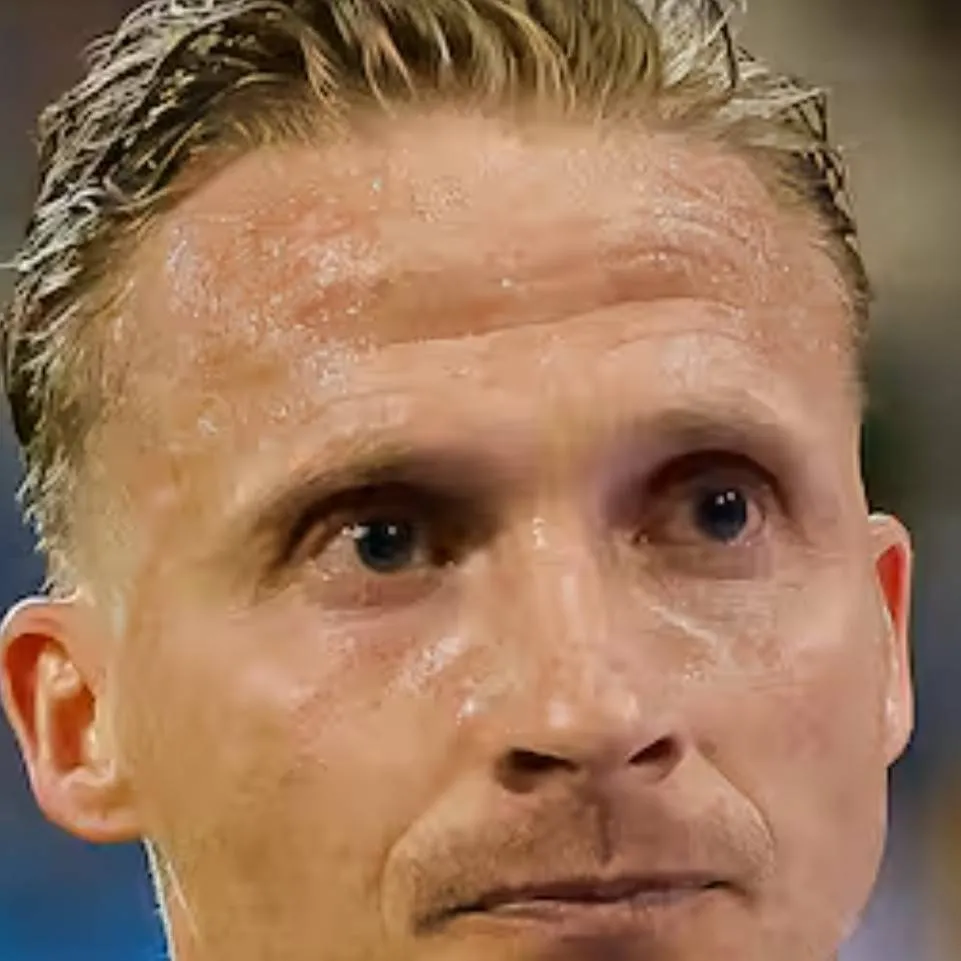 chat with ai character: alexander büttner