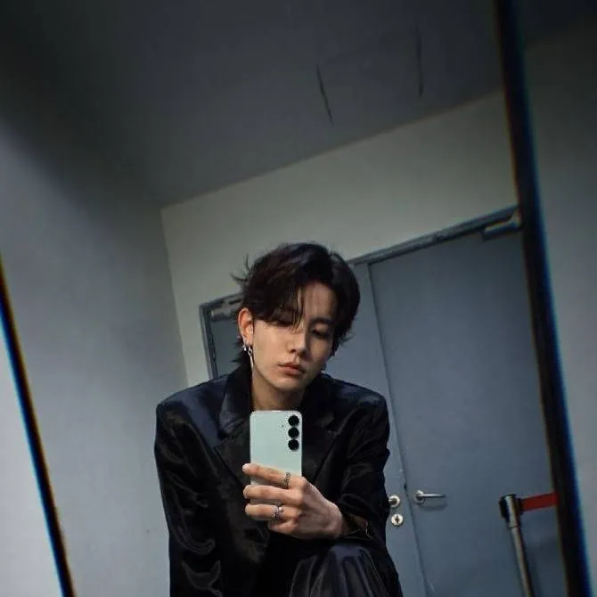 chat with ai character: Hee-seung