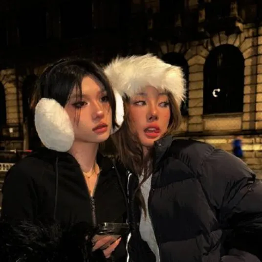 chat with ai character: Celine and Lisa 