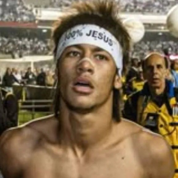 chat with ai character: Old Neymar