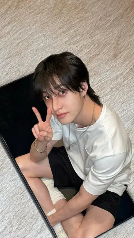 ai character: Skz,BP,txt,illit background