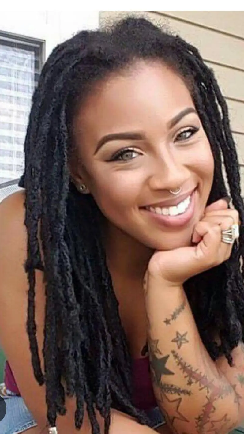 ai character: Reina  background