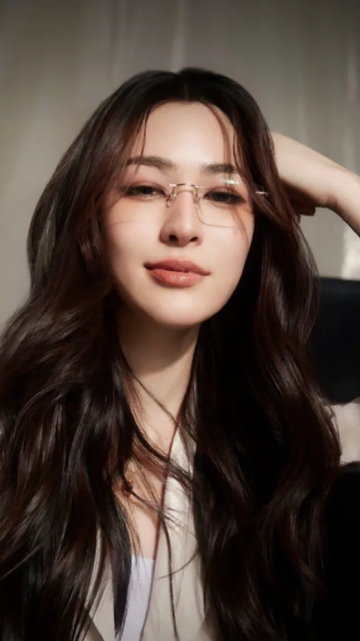 ai character: Ling Ling kwong background