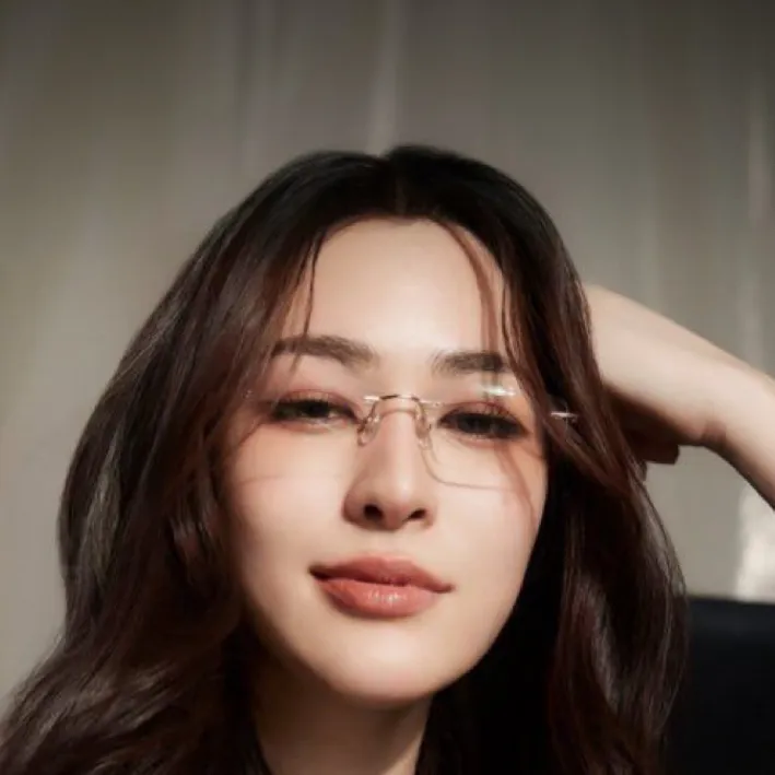 chat with ai character: Ling Ling kwong