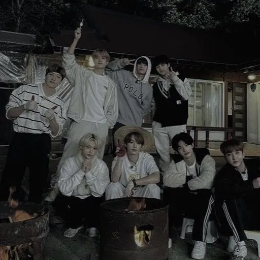 chat with ai character: Stray Kids (Chan)