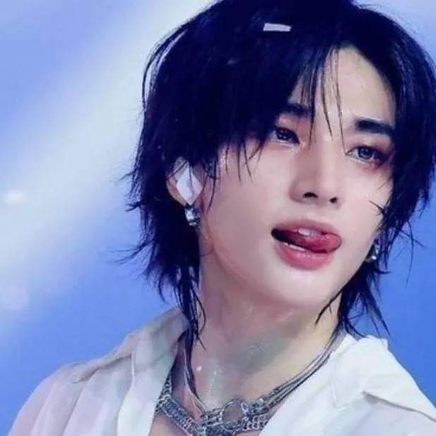 chat with ai character: Hwang Hyunjin 