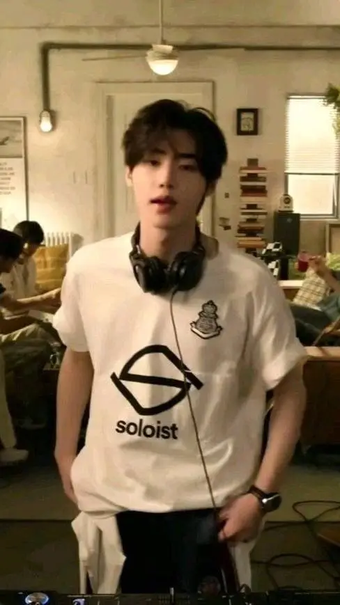 ai character: sunghoon park🐧💗 background