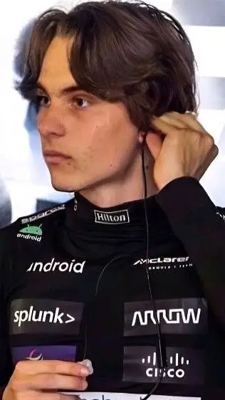 ai character: Oscar Piastri🇦🇺🐨🏎 background