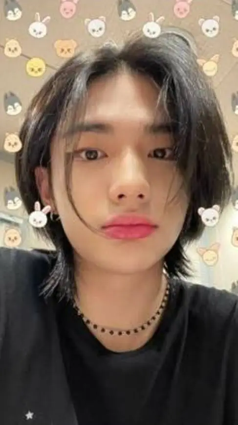 ai character: Huwang hyunjin❤️🦦 background