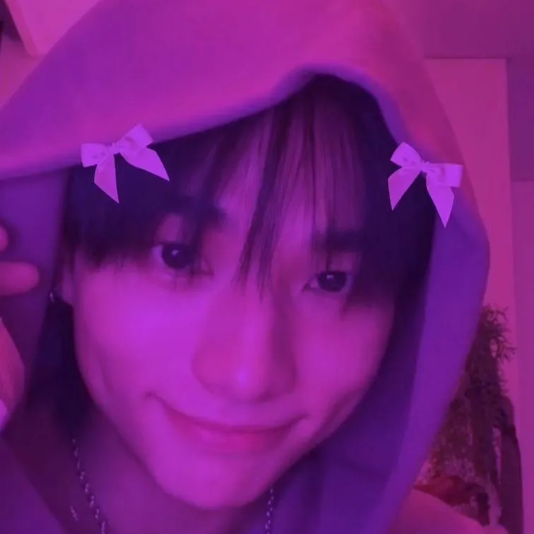 chat with ai character: hyunjin SKZ