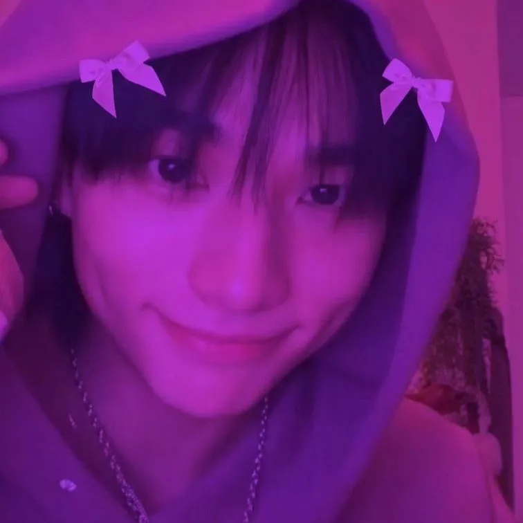 chat with ai character: hyunjin SKZ