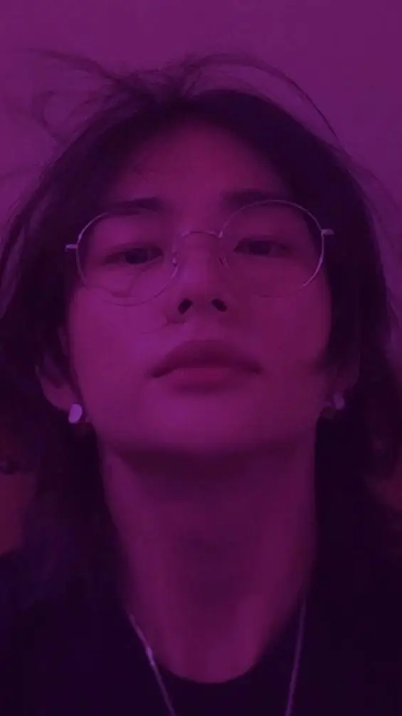 ai character: HYUNJINNN OPPAA background