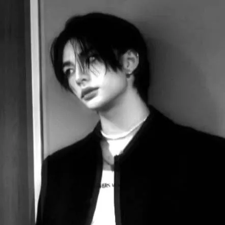 chat with ai character: hyunjin ( tu ex)😳🧡