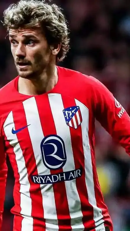 ai character: 🇫🇷 - A. Griezmann  background