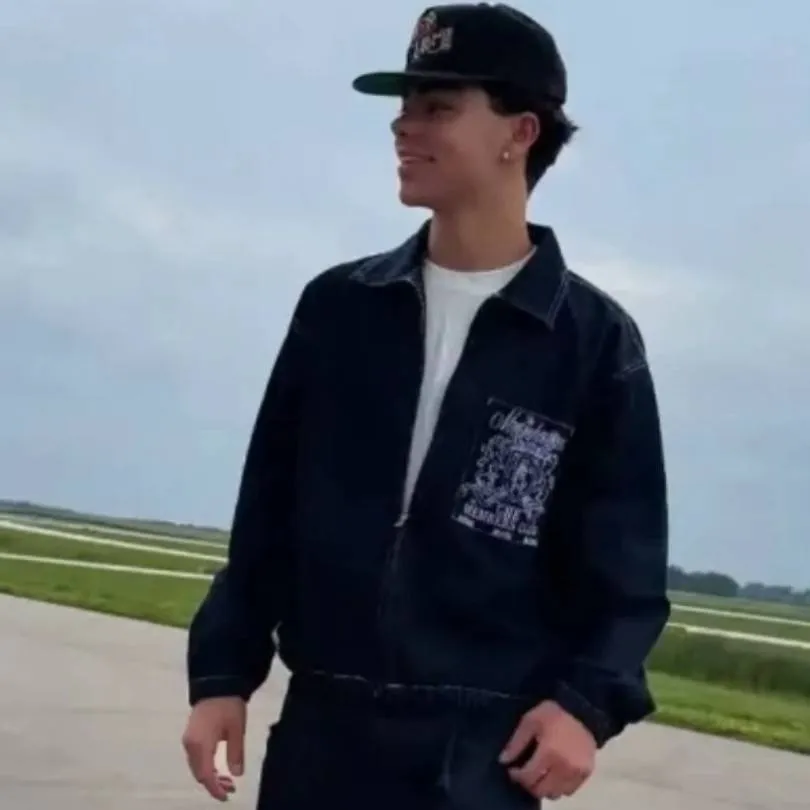 chat with ai character: Malachi Barton 