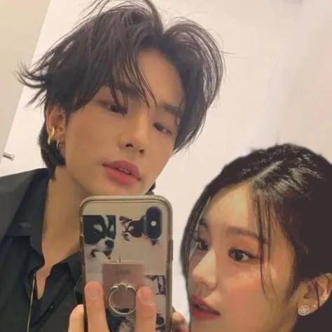 chat with ai character: hyunjin