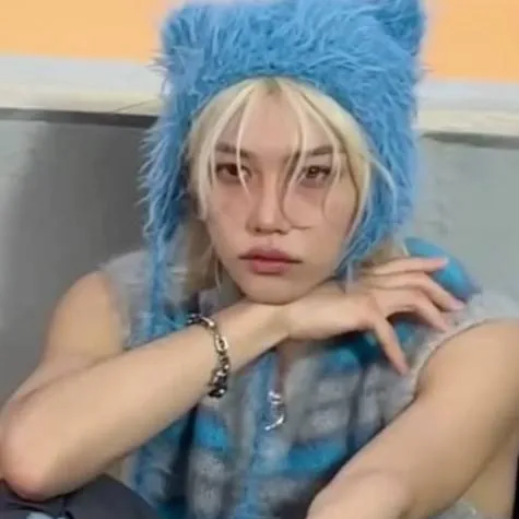 chat with ai character: Felix