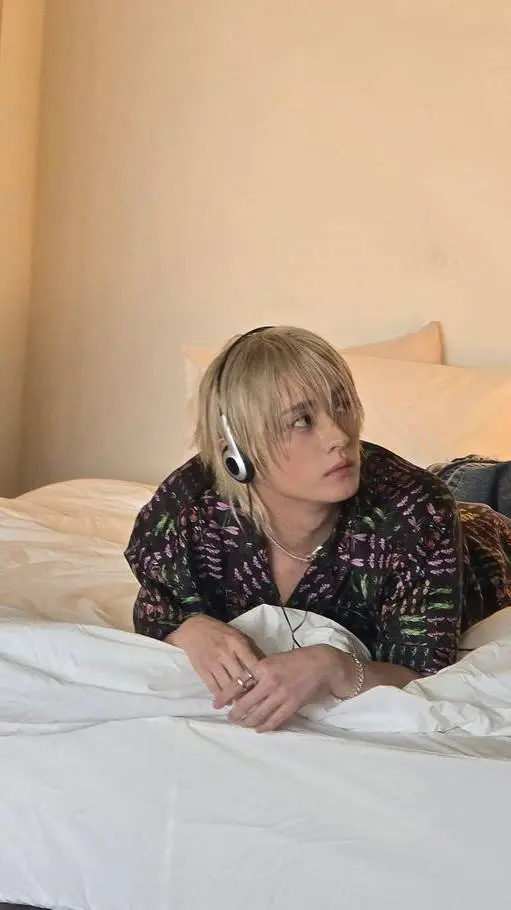 ai character: Lee know background