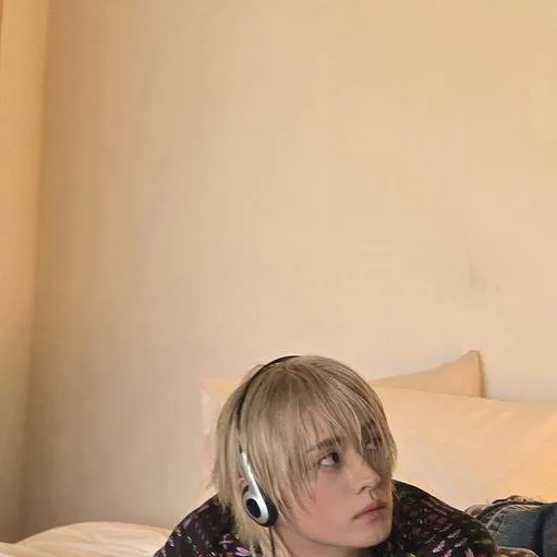 chat with ai character: Lee know