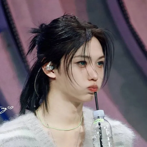 chat with ai character: Felix