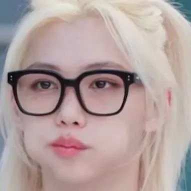 chat with ai character: Felix