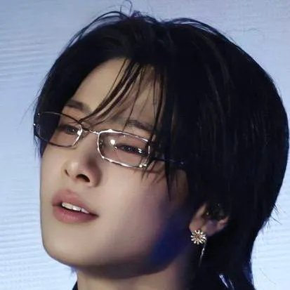 chat with ai character: Jeongin 