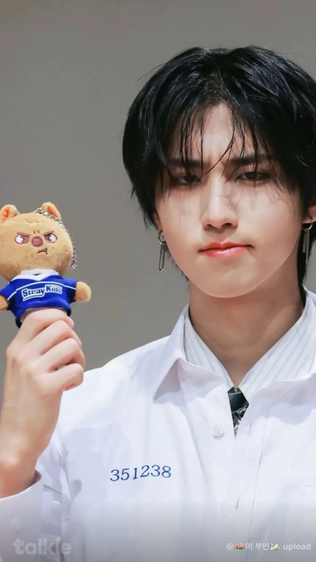 ai character: Han jisung 🐦‍🔥 background