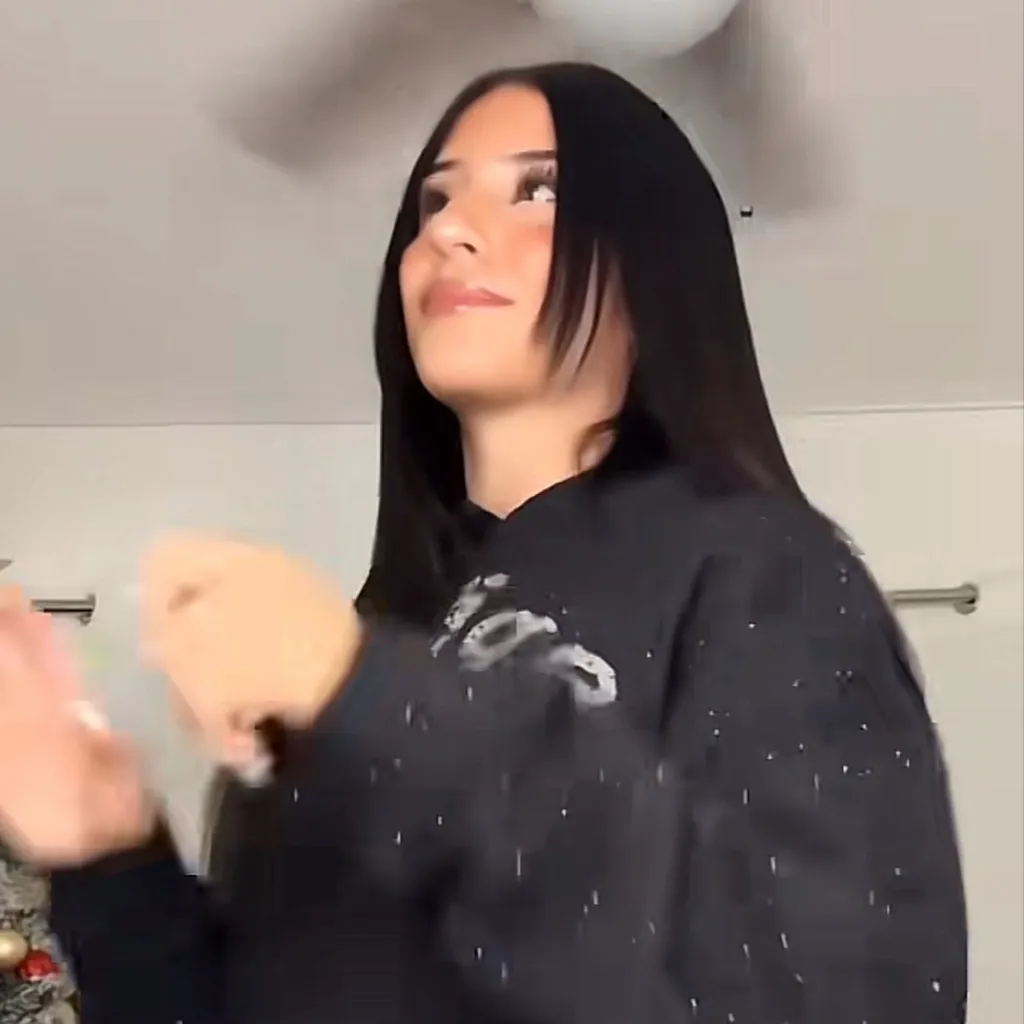 chat with ai character: Mya