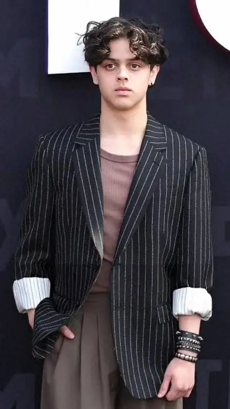 ai character: 🫦Isaac Ordones 🫦 background