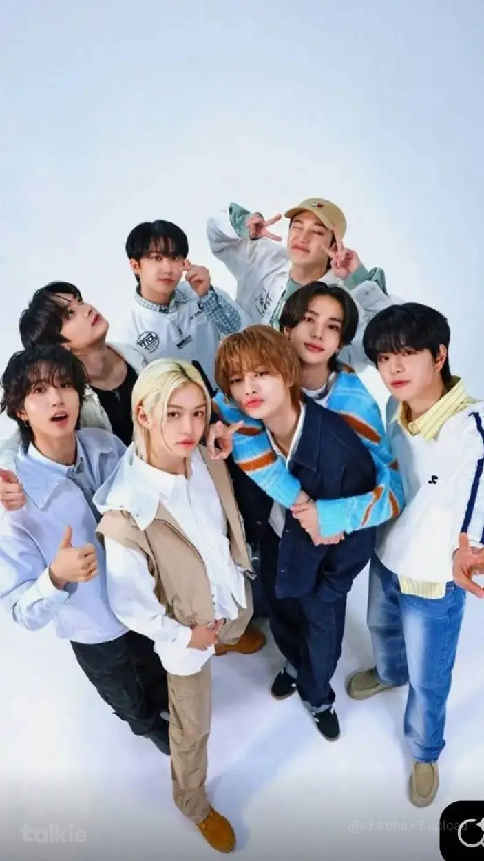 ai character: straykids pick me🩵 background
