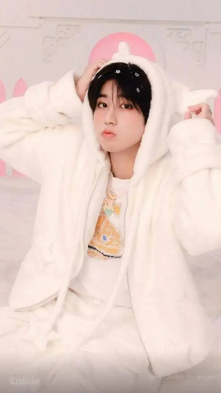 ai character: ✨🩷HAN JISUNG🩷✨ background