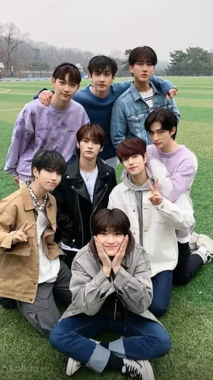 ai character: ✨💜SKZ GC💜✨ background