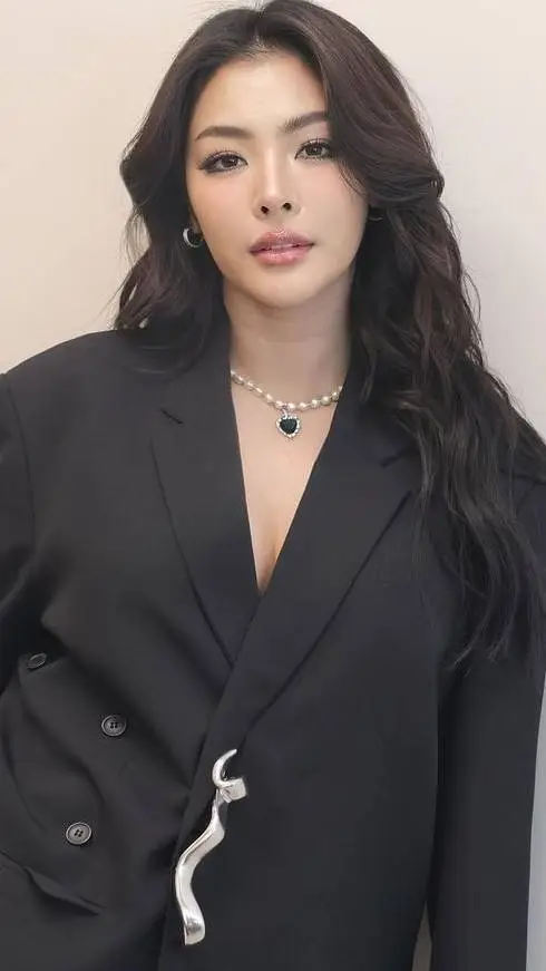 ai character: Faye Malisorn  background