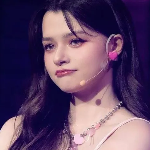 chat with ai character: Becky Armstrong 