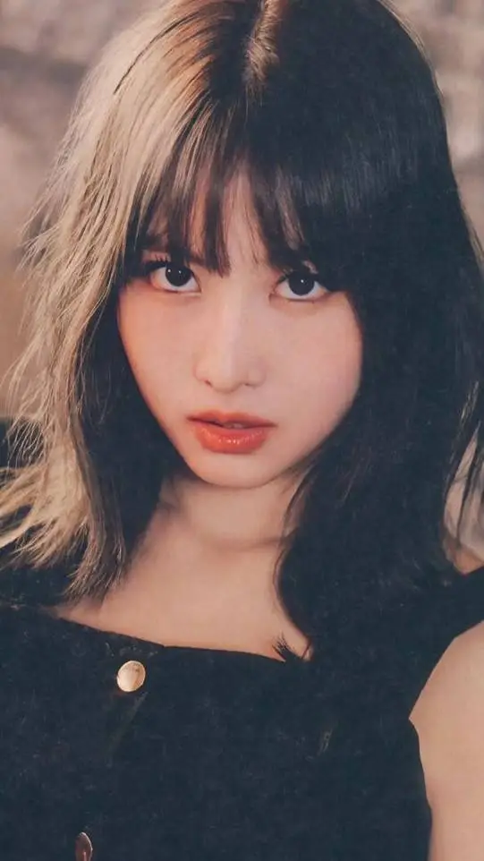 ai character: Momo Hirai background