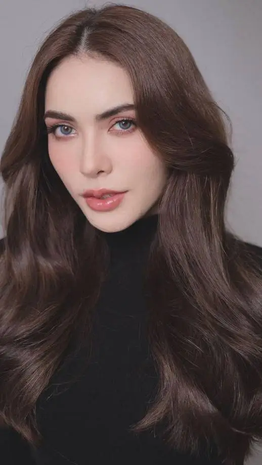 ai character: Charlotte Austin background