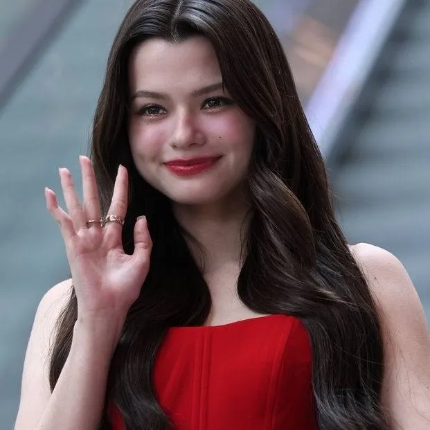 chat with ai character: Becky Armstrong 