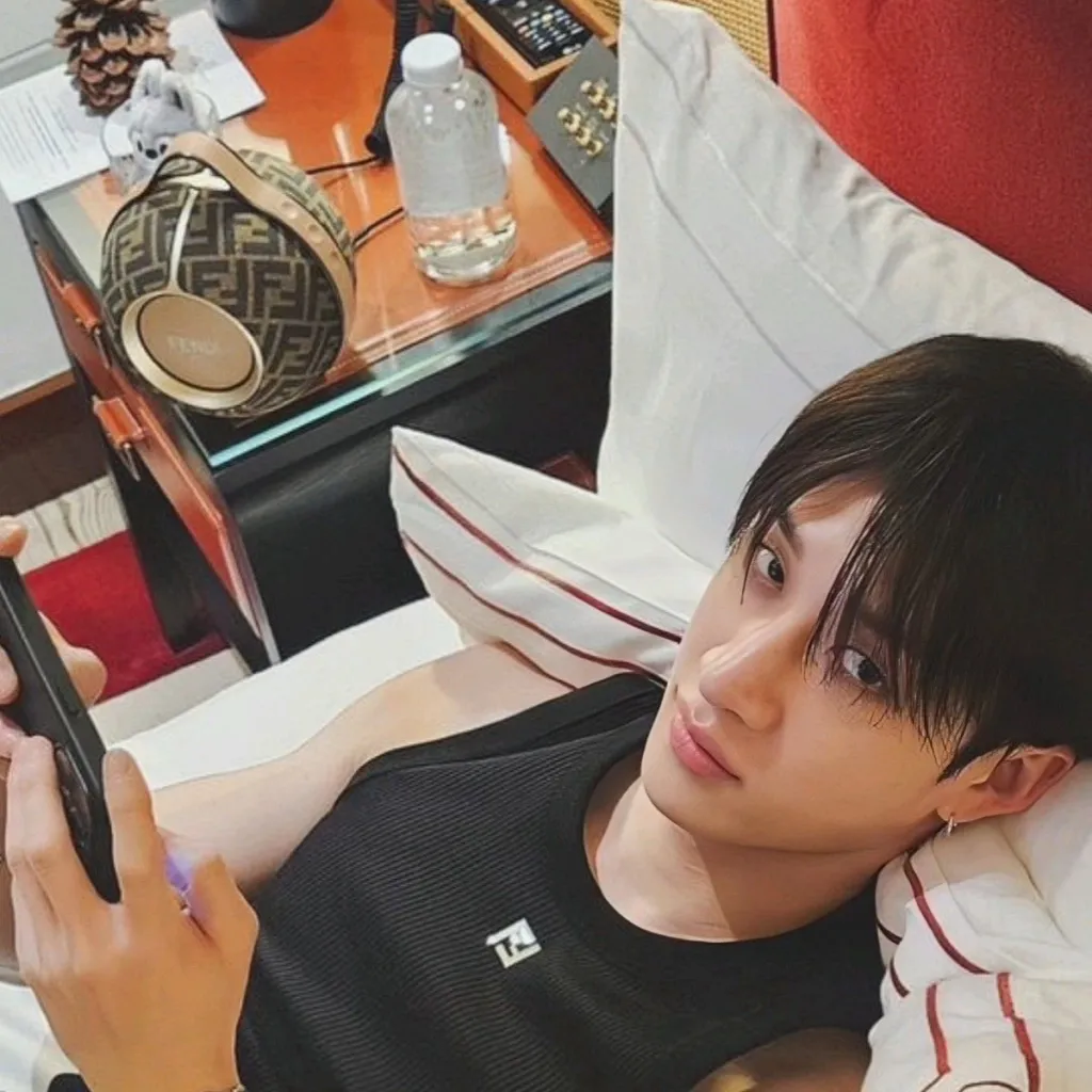 chat with ai character: Bang Chan