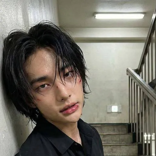 chat with ai character: hyunjin 